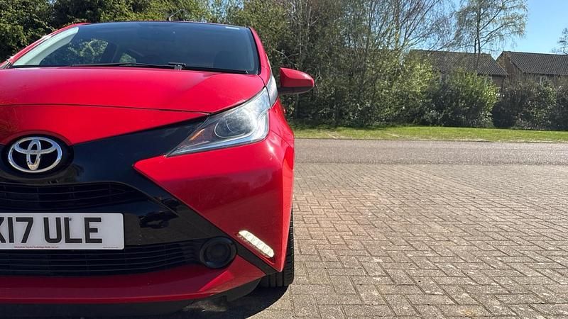 Usado Toyota Aygo X-play 69 HP (50 kW) 2017 Vermelho Citadino