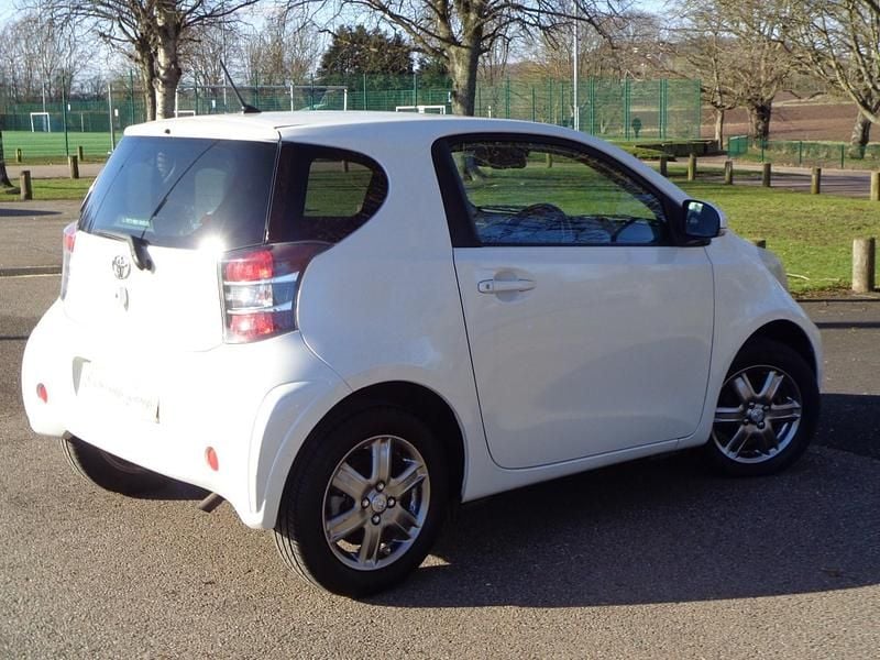 Used Toyota iQ 2011 White pearl metallic Hatchback