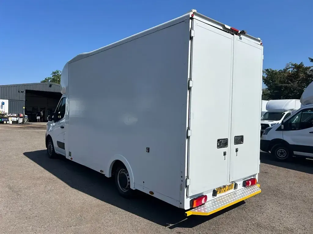 Used Renault Master Business 145 HP (106 kW) 2023 White MPV