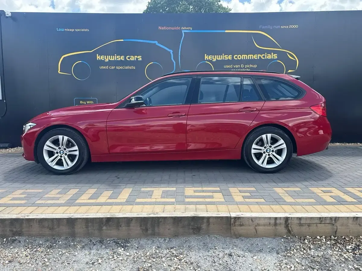 Used BMW 318 Sport Line 2014 Red Estate