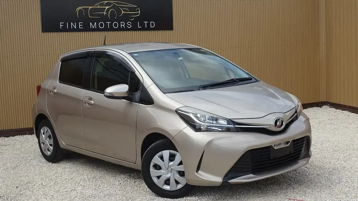 Used Toyota Yaris Design 99 HP (72 kW) 2015 Beige Hatchback