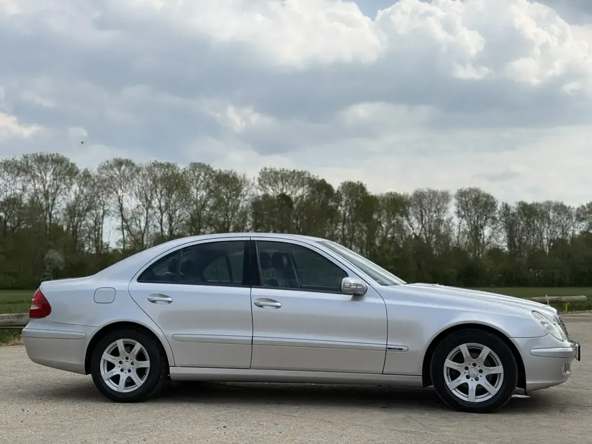 Begagnad Mercedes E200 Classic 2004 Silver Sedan