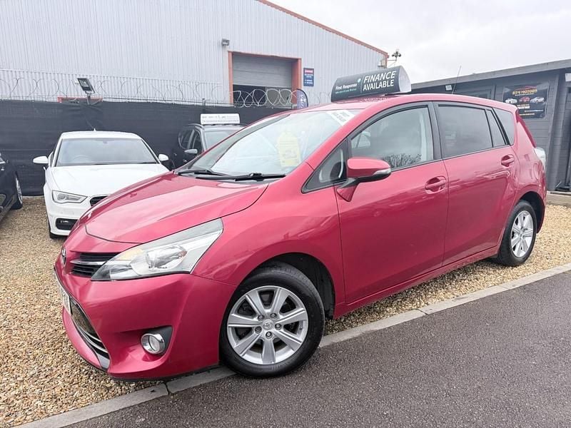 Used Toyota Verso 2015 Red MPV
