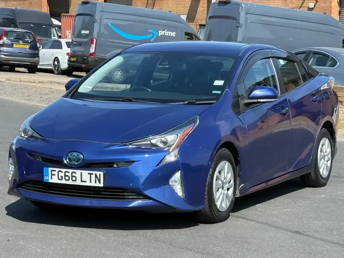Used Toyota Prius 122 HP (89 kW) 2017 Blue Hatchback