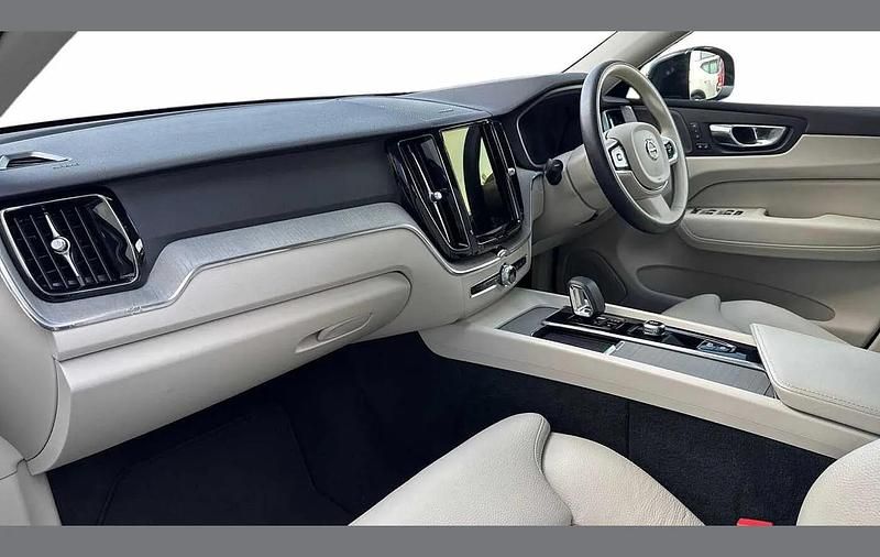 Usado Volvo XC60 Plus 250 HP (183 kW) 2024 Cinzento SUV
