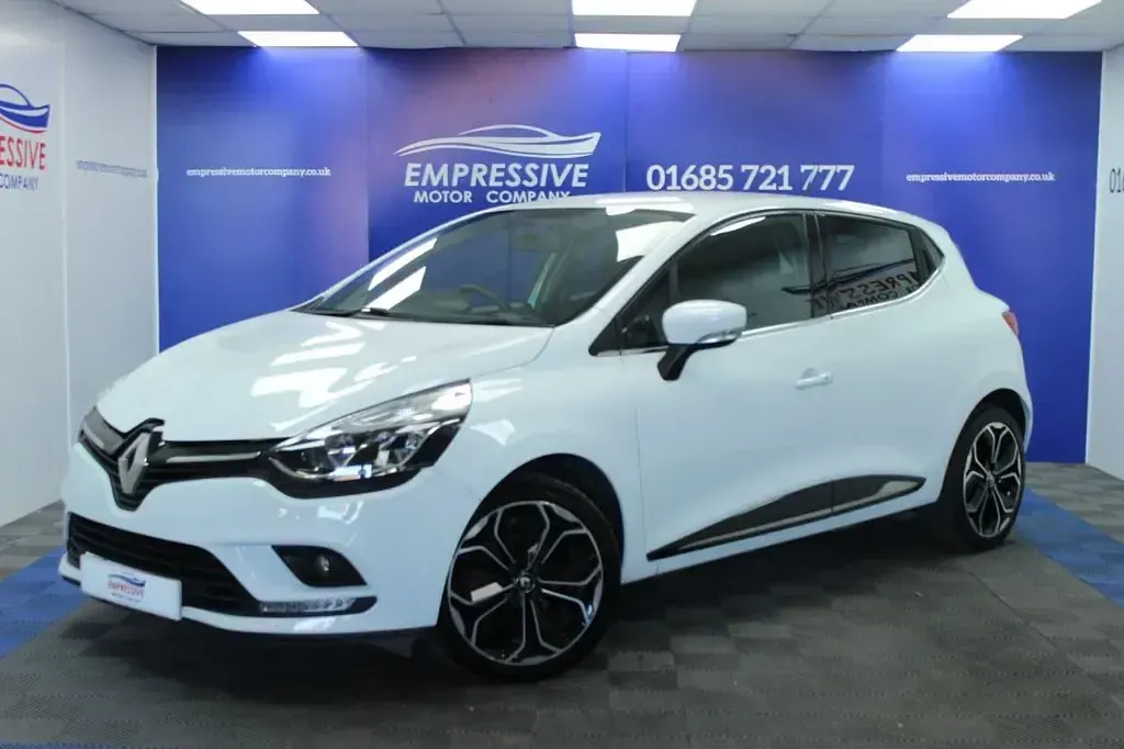Used Renault Clio Iconic 75 HP (55 kW) 2019 White Hatchback