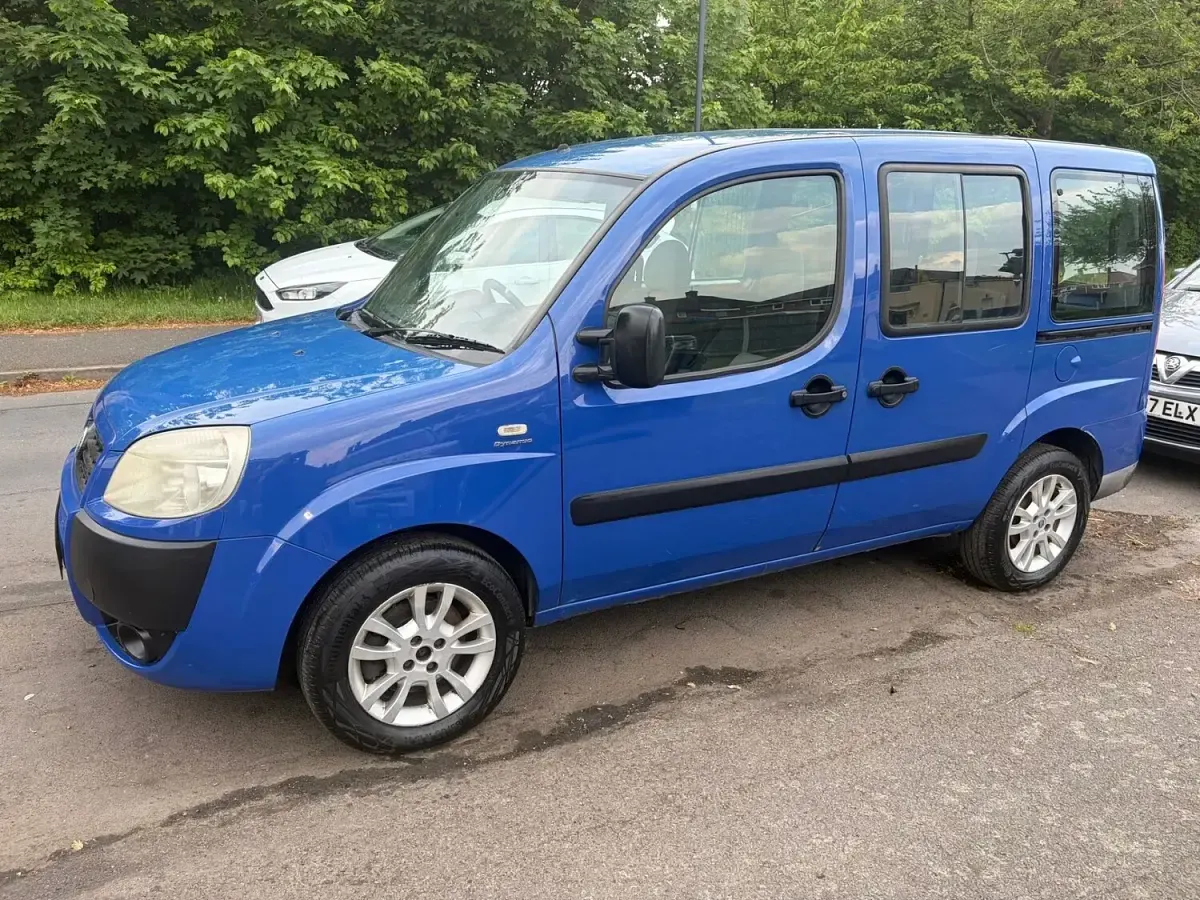 Usado Fiat Doblò Dynamic 2006 Azul Monovolumen