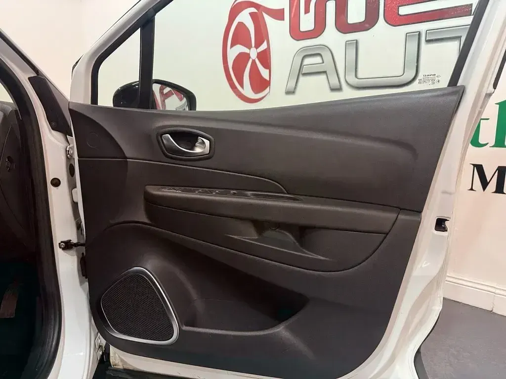 Used Renault Captur Iconic 90 HP (66 kW) 2019 White SUV