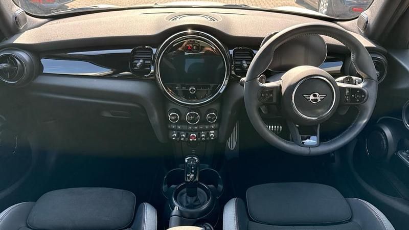 Begagnad Mini Cooper S Hatch 176 HK (129 kW) 2023 Vit Halvkombi