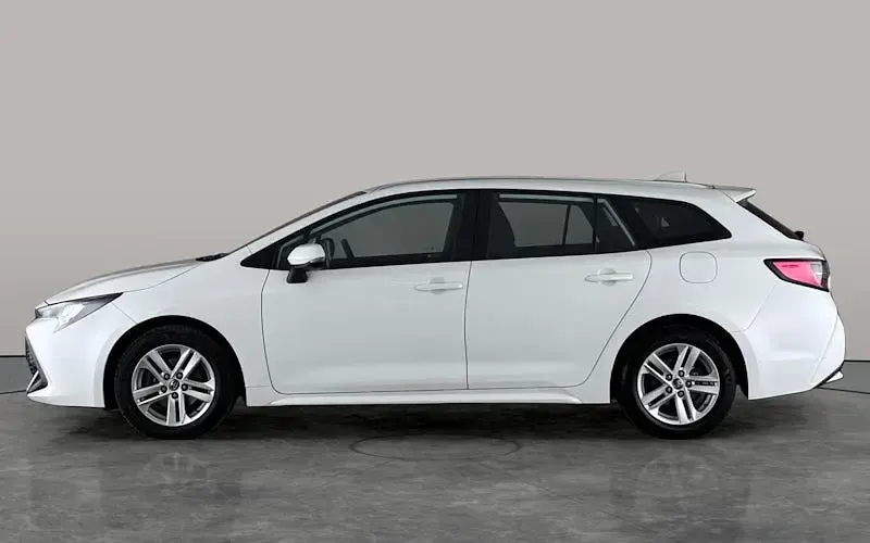 Used Toyota Corolla 122 HP (89 kW) 2023 White Estate