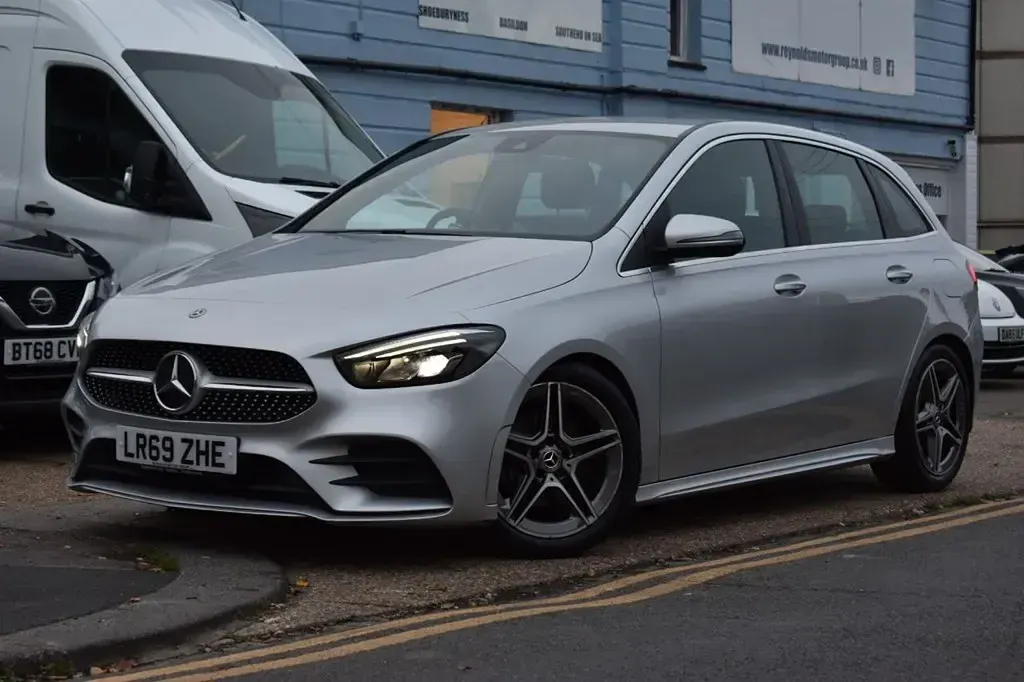 Usado Mercedes B180 AMG line 135 HP (99 kW) 2019 Prateado Monovolume