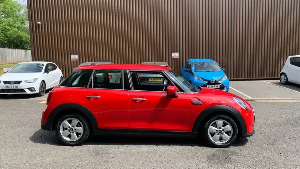 Used Mini Cooper Classic 134 HP (98 kW) 2022 Red Hatchback