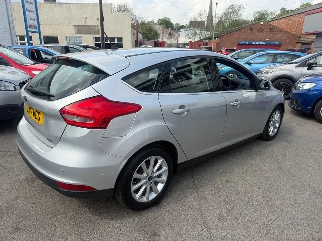 Begagnad Ford Focus Titanium 100 HK (73 kW) 2017 Silver Halvkombi
