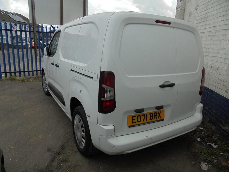 Second-hand Vauxhall Combo Sportive 130 CP (95 kW) 2021 Alb Monovolum