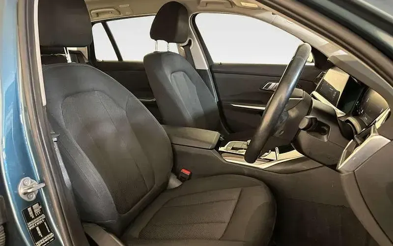 Used BMW 318 Comfort Edition 156 HP (114 kW) 2021 Blue Estate