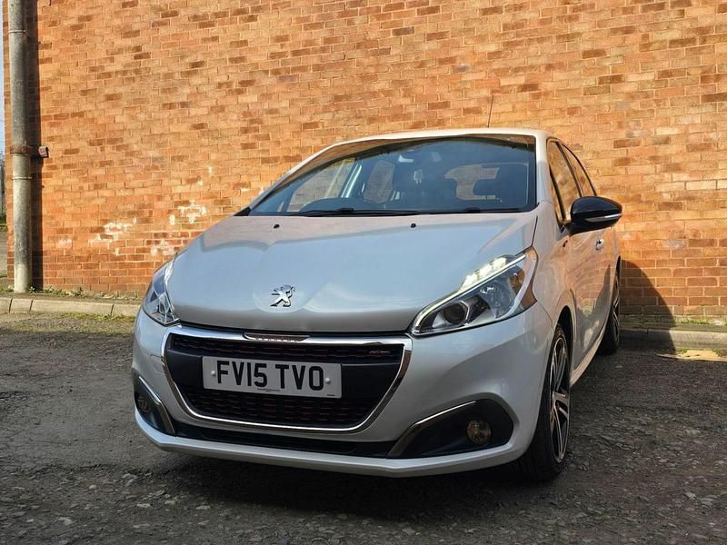 Used Peugeot 208 GT-line 110 HP (80 kW) 2015 White Hatchback