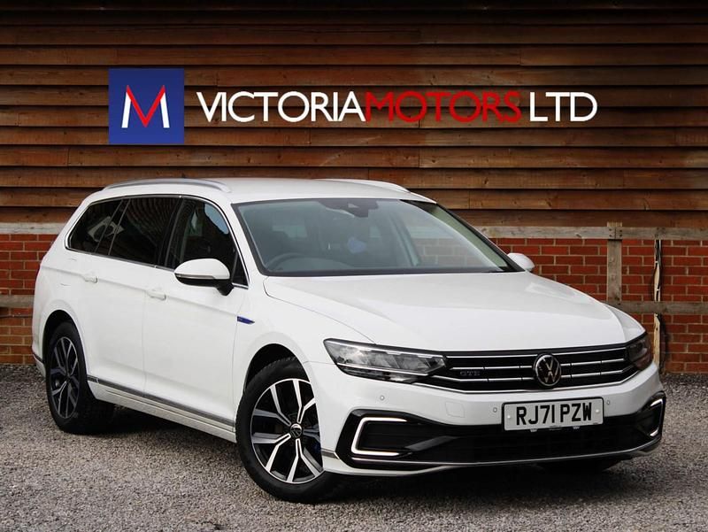 Used VW Passat GTE 218 HP (160 kW) 2021 White Estate