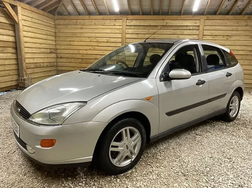 Used Ford Focus Ghia 99 HP (72 kW) 2002 Silver Hatchback