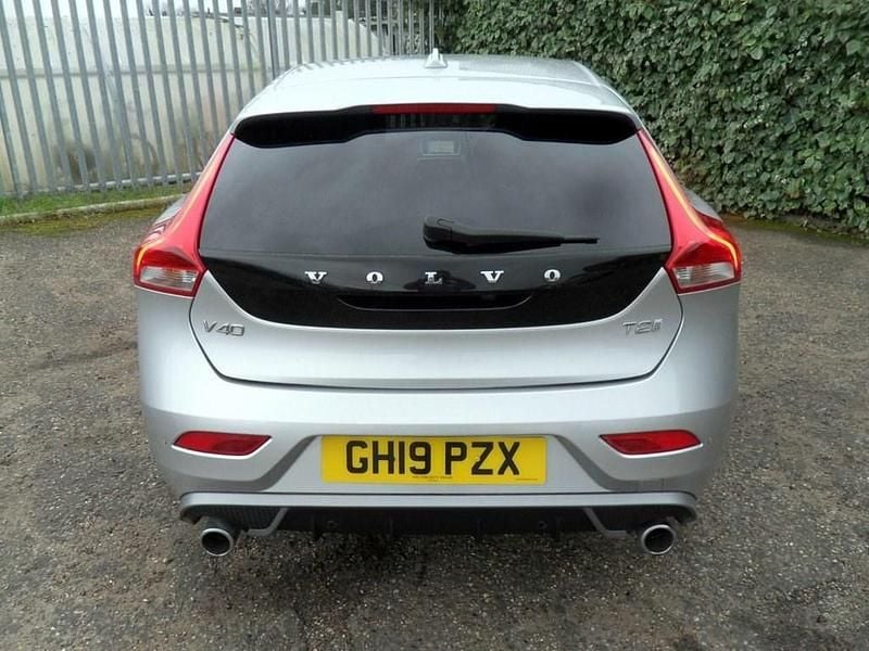 Used Volvo V40 R-Design 122 HP (89 kW) 2019 Silver Hatchback