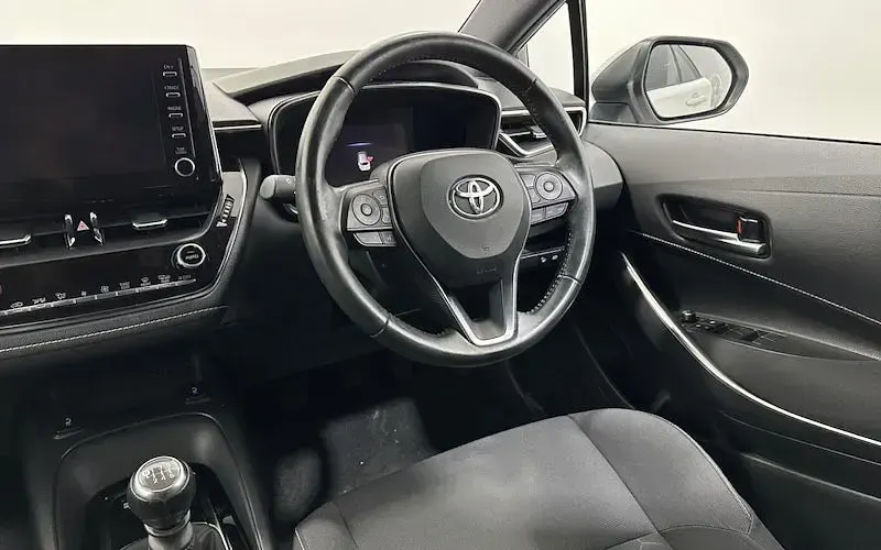 Used Toyota Corolla Design 116 HP (85 kW) 2019 White Estate