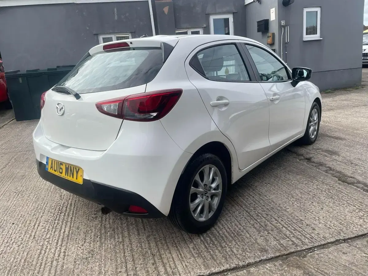 Used Mazda 2 2016 White Hatchback