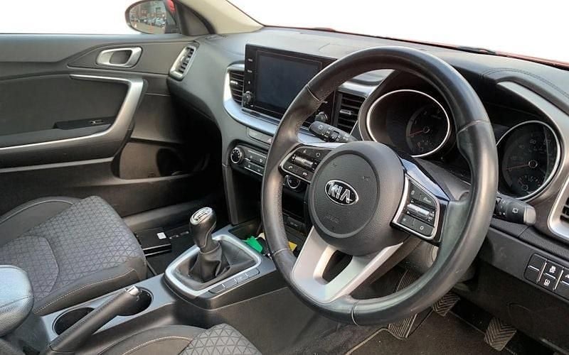 Usado Kia Ceed Air 136 HP (100 kW) 2020 Vermelho Citadino