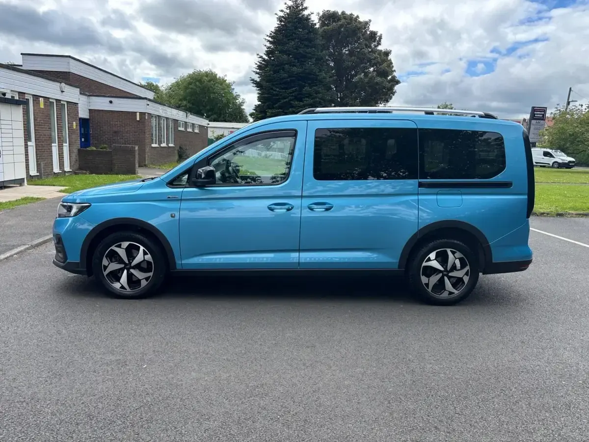Used Ford Tourneo Connect Active 122 HP (89 kW) 2023 Blue MPV