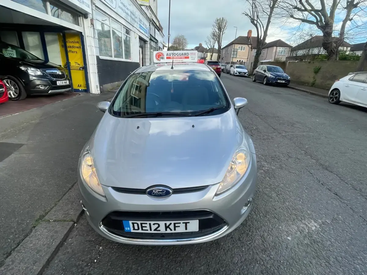 Usado Ford Fiesta Zetec 96 HP (70 kW) 2012 Prateado Citadino
