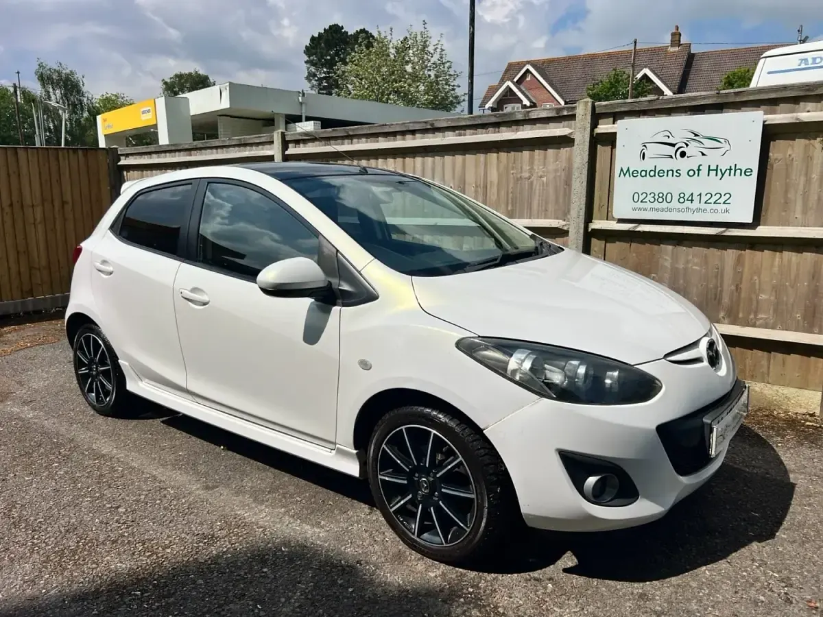 Usado Mazda 2 Black Limited 84 HP (61 kW) 2011 Branco Citadino