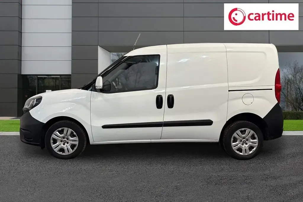 Used Fiat Doblò S 105 HP (77 kW) 2022 White MPV