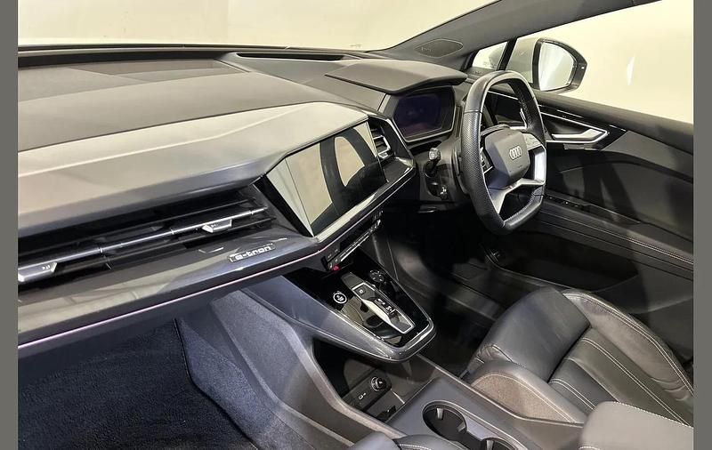 Used Audi Q4 e-tron Comfort 150 kW (204 HP) 2021 White SUV