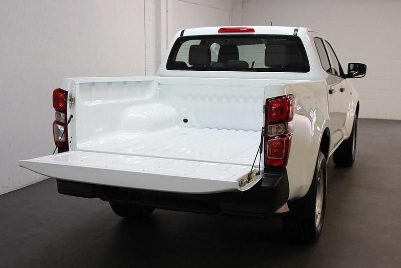 New Isuzu D-Max 163 HP (119 kW) 2025 White Pickup