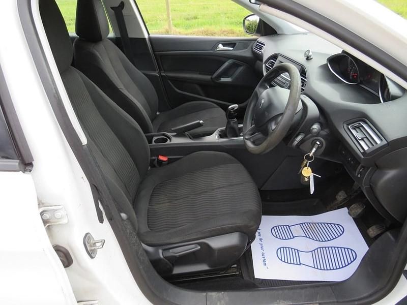 Used Peugeot 308 Access 100 HP (73 kW) 2017 White Hatchback