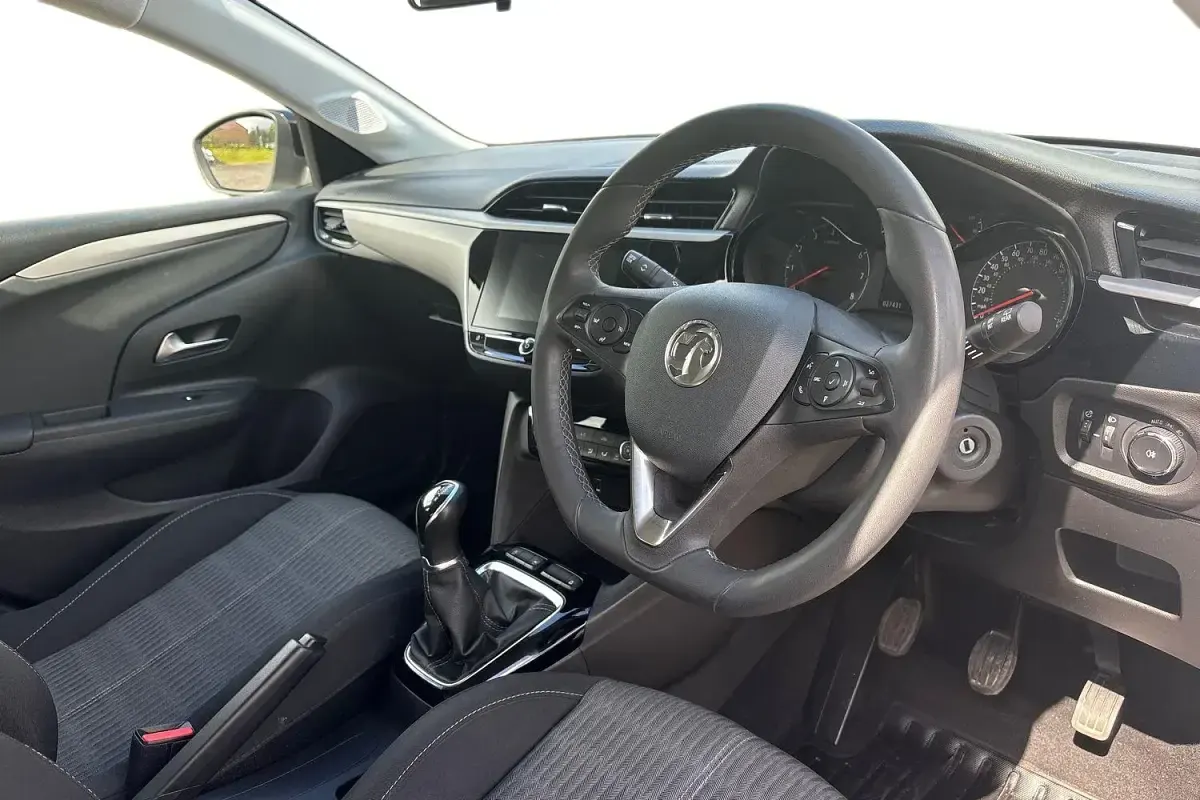 Used Vauxhall Corsa Design Edition 75 HP (55 kW) 2022 Arctic white Hatchback