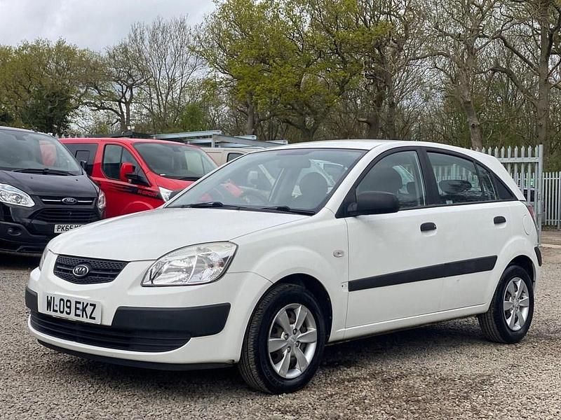Used Kia Rio 95 HP (69 kW) 2009 White Hatchback