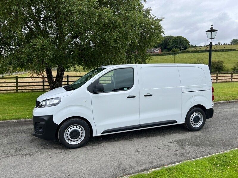 White Used 2022 Fiat Scudo MPV | £15,450 (Fair price) - Image 1/4