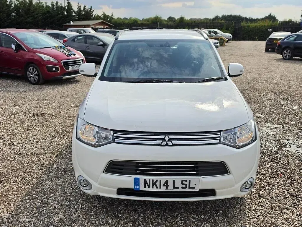 Used Mitsubishi Outlander P-HEV 2014 White Estate