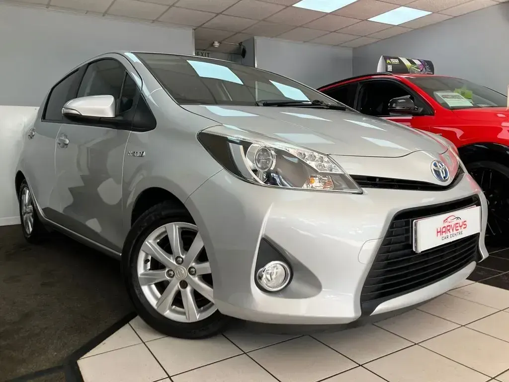 Used Toyota Yaris Hybrid T4 101 HP (74 kW) 2013 Silver Hatchback