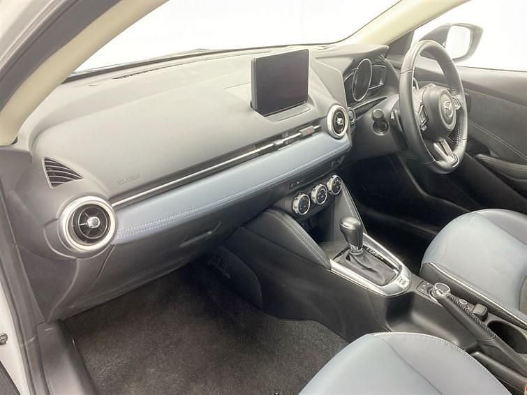 Używany Mazda 2 Inclusive 2023 Srebrny Hatchback