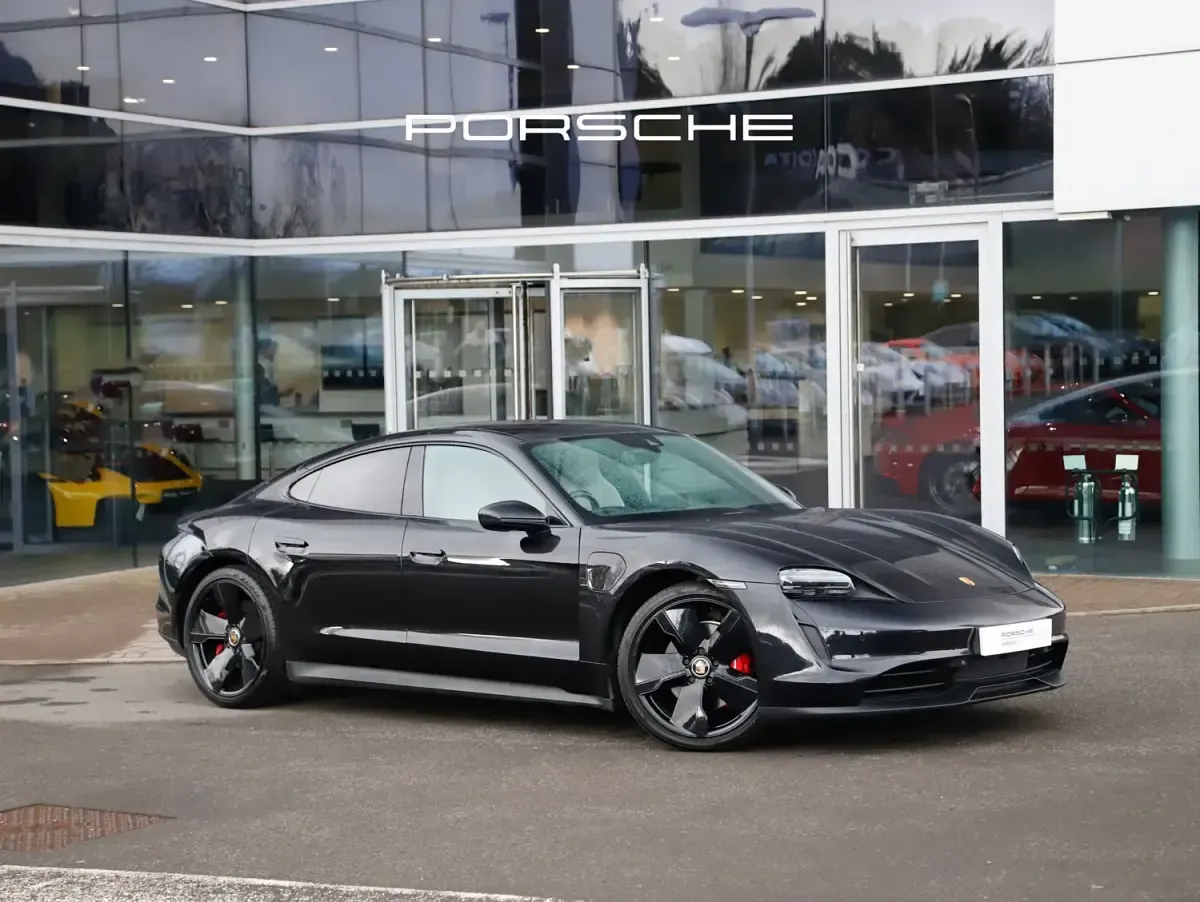 Usado Porsche Taycan Performance Package 11 kW (15 HP) 2022 Preto Sedan