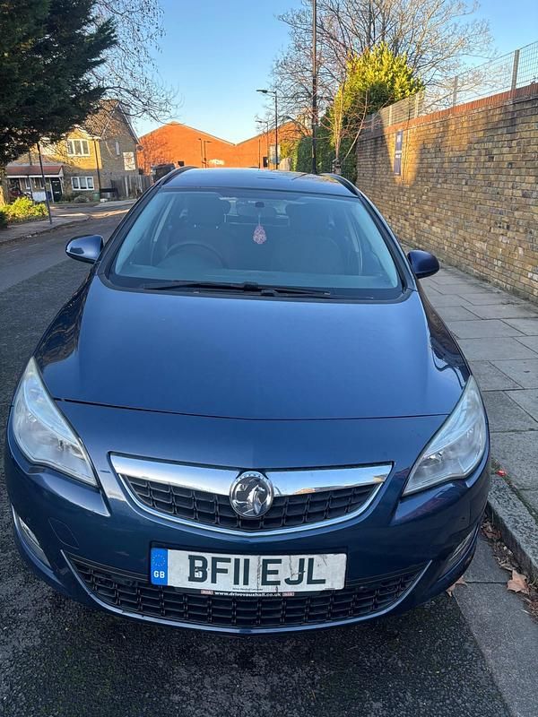 Blue Used 2011 Vauxhall Astra Estate | £2,700 (Fair price) - Image 1/4