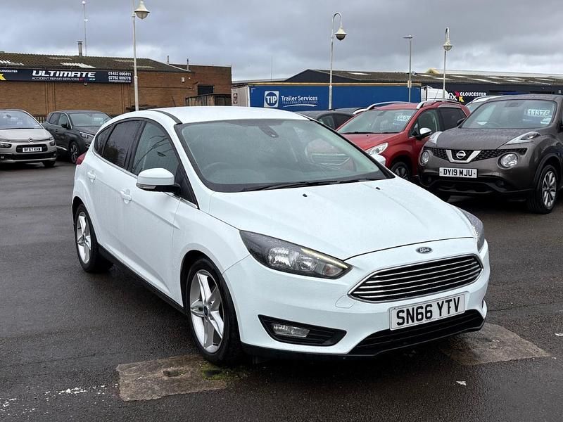 Used Ford Focus Zetec 120 HP (88 kW) 2016 Frozen white Hatchback
