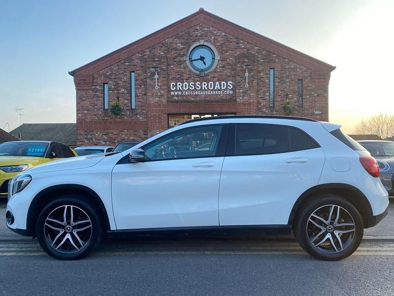 Used Mercedes GLA180 Urban 122 HP (89 kW) 2019 Polar white SUV
