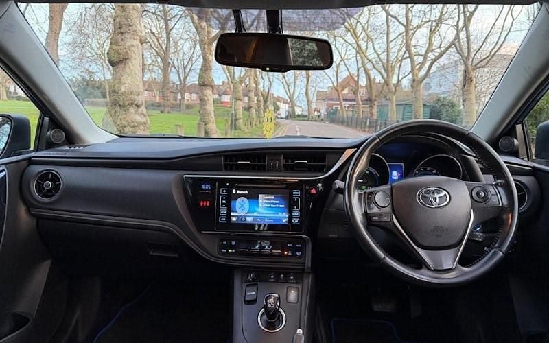 Used Toyota Auris Hybrid 136 HP (100 kW) 2016 Blue Hatchback