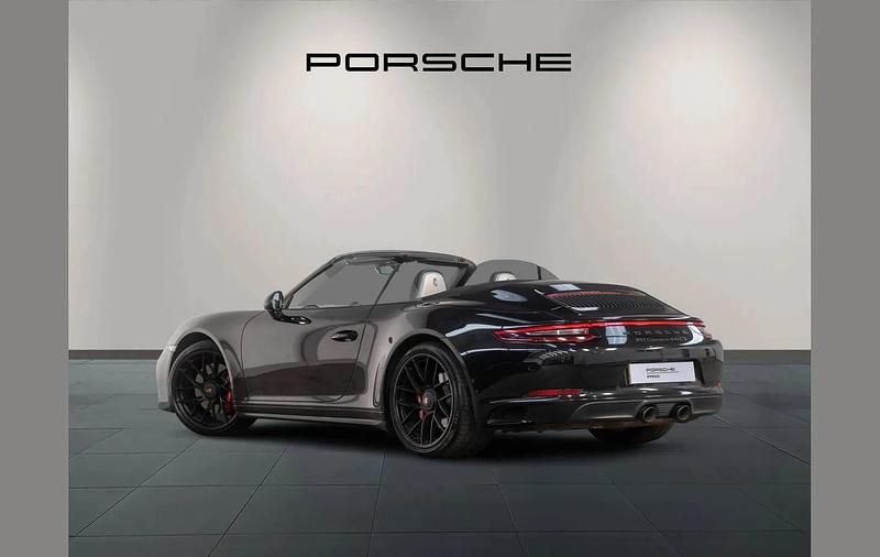Begagnad Porsche 911 444 HK (326 kW) 2019 Svart Cab