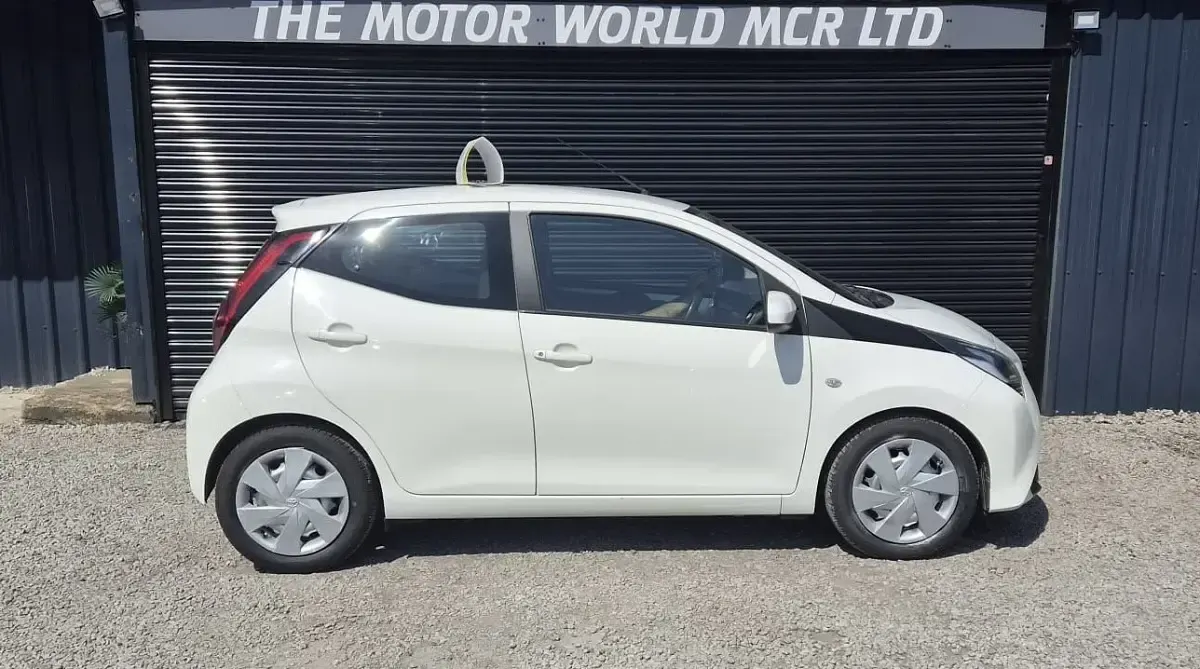 Used Toyota Aygo X-play 72 HP (52 kW) 2019 White Hatchback