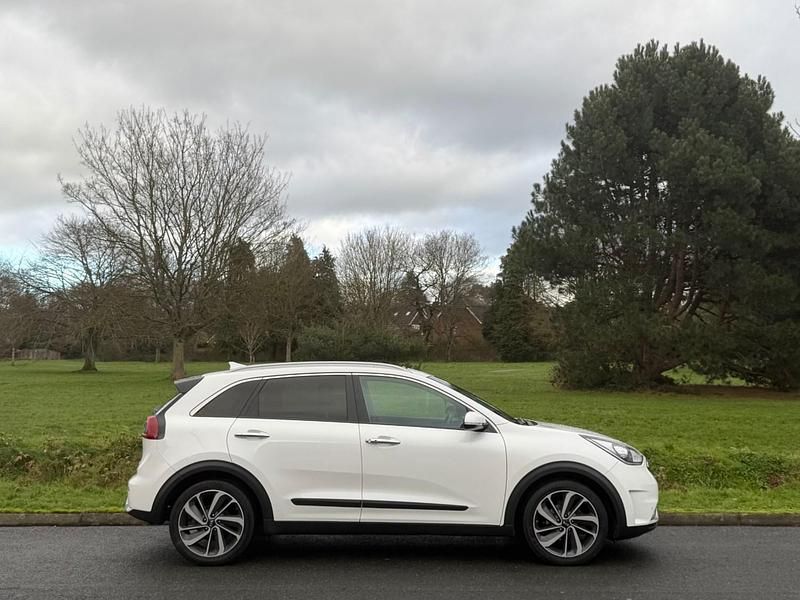 Used Kia Niro First Edition 139 HP (102 kW) 2016 White SUV