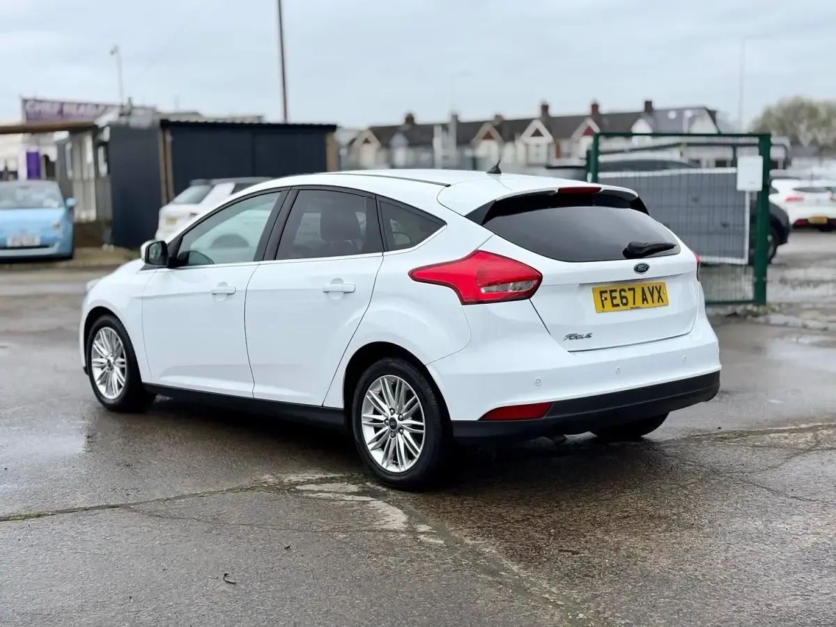 Begagnad Ford Focus Zetec 120 HK (88 kW) 2017 Vit Halvkombi