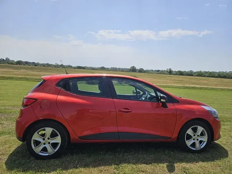 Used Renault Clio Play 75 HP (55 kW) 2016 Red Hatchback