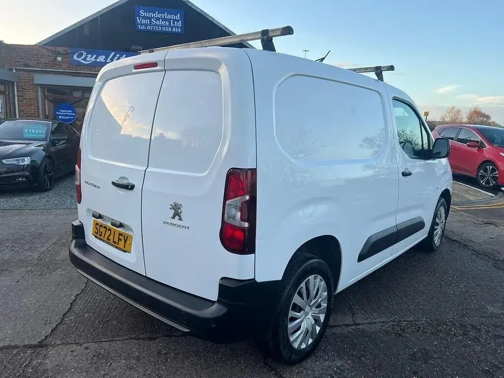 Second-hand Peugeot Partner Premium 131 CP (96 kW) 2022 Alb Monovolum